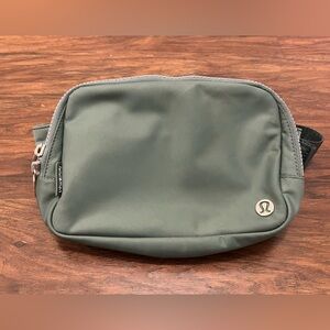 🍋 EUC Lululemon Everywhere Belt Bag w/ Long Strap 2L - Grey Eucalyptus